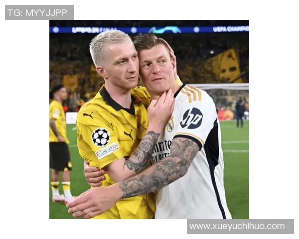 与足球球星合影留念记录难忘瞬间分享独特荣耀时刻